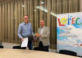 Wethouder Meindert Joostens en Tjitsema Mollema, voorzitter Lopster Energie Coöperatie ondertekenen de samenwerkingsovereenkomst.
