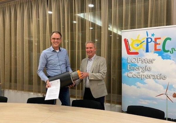 Wethouder Meindert Joostens en Tjitsema Mollema, voorzitter Lopster Energie Coöperatie ondertekenen de samenwerkingsovereenkomst.