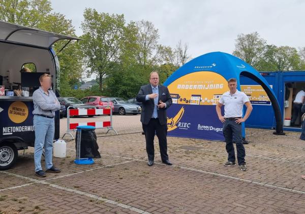 Burgemeester Ben Visser opent een informatieve dag over de ondermijningscontainer.
