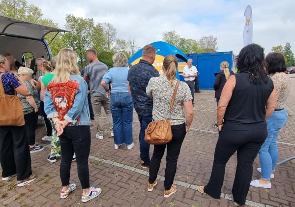Medewerkers van de gemeente Eemsdelta luisteren naar de uitleg van Johan Warmerdam (Bureau Drugszaken).