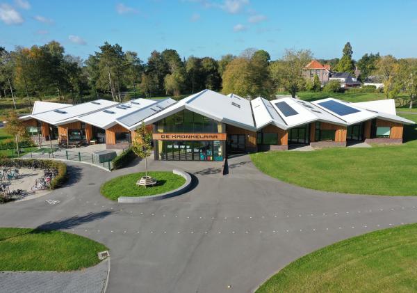 Luchtfoto van Kindcentrum de Kronkelaar.