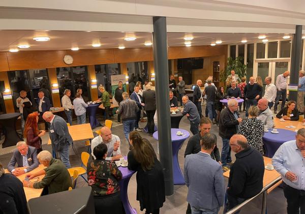 Netwerkbijeenkomst met veel mensen
