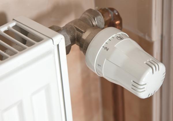 Foto van een verwarming met de knop.