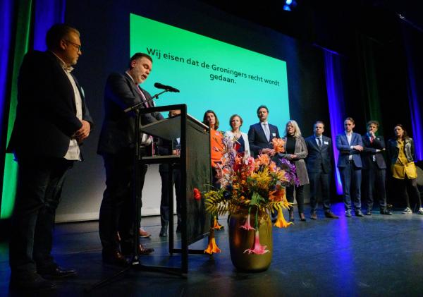 Het uitspreken van de Verklaring in het bijzijn van Tweede Kamerleden