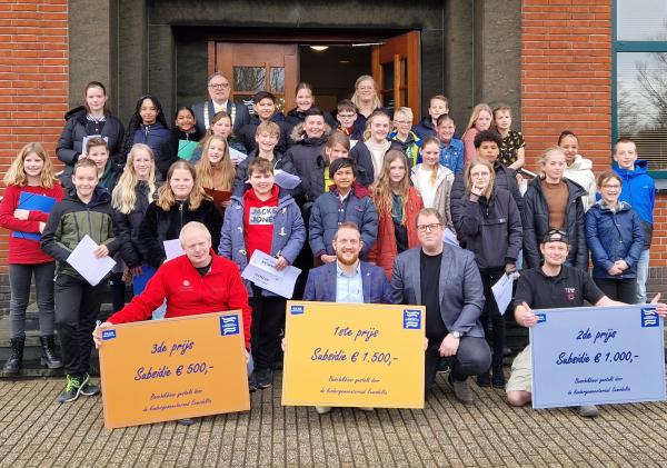 De kindergemeenteraad met de indieners van de voorstellen die alle drie een subsidie ontvangen