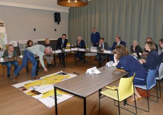 Presentatie door Dorpsbelangen Spijk tijdens bezoek commissaris van de Koning René Paas