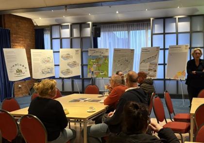 7 panelen over Huis van Cultuur en Bestuur, inwoners die aan tafel zitten en wethouder Annalies Usmany-Dallinga