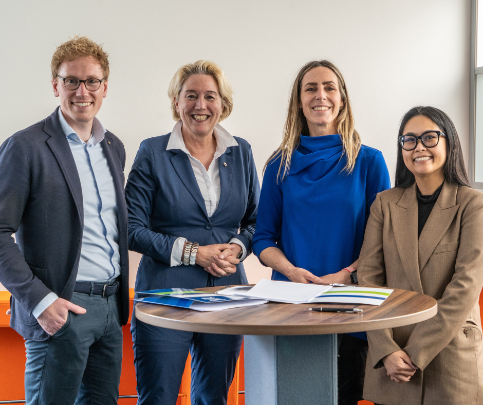 Maurice Korenblik (Senior Architect Benthem Crouwel Architects), wethouder Annalies Usmany-Dallinga, Saartje van der Made (Architect en Partner Benthem Crouwel Architects), Kathleen Cayetano (Senior Architect en Projectleider Snøhetta)