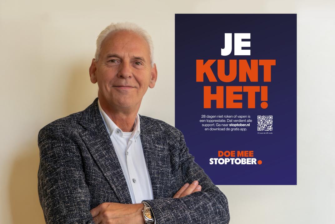 Wehouder David de Jong voor Stoptober poster met tekst 'Je kunt het'