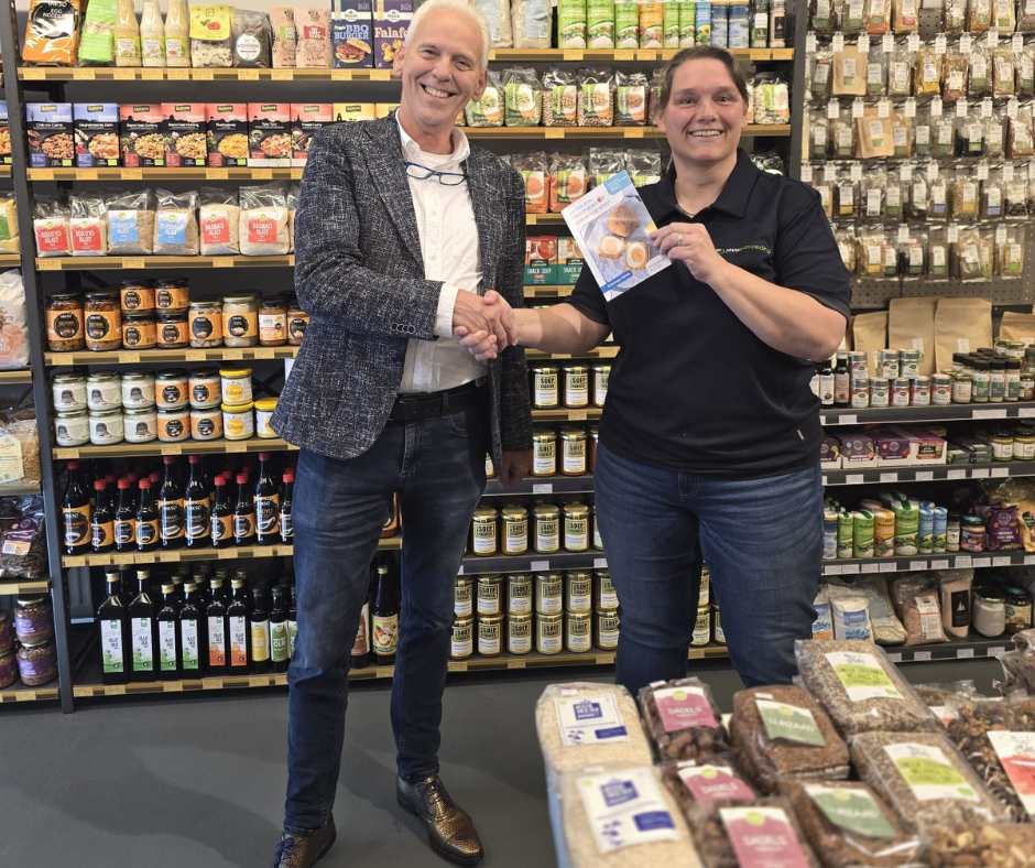 Wethouder David de Jong reikte op 14 oktober het eerste receptenboek uit bij Jouw Biovoeding in Delfzijl.