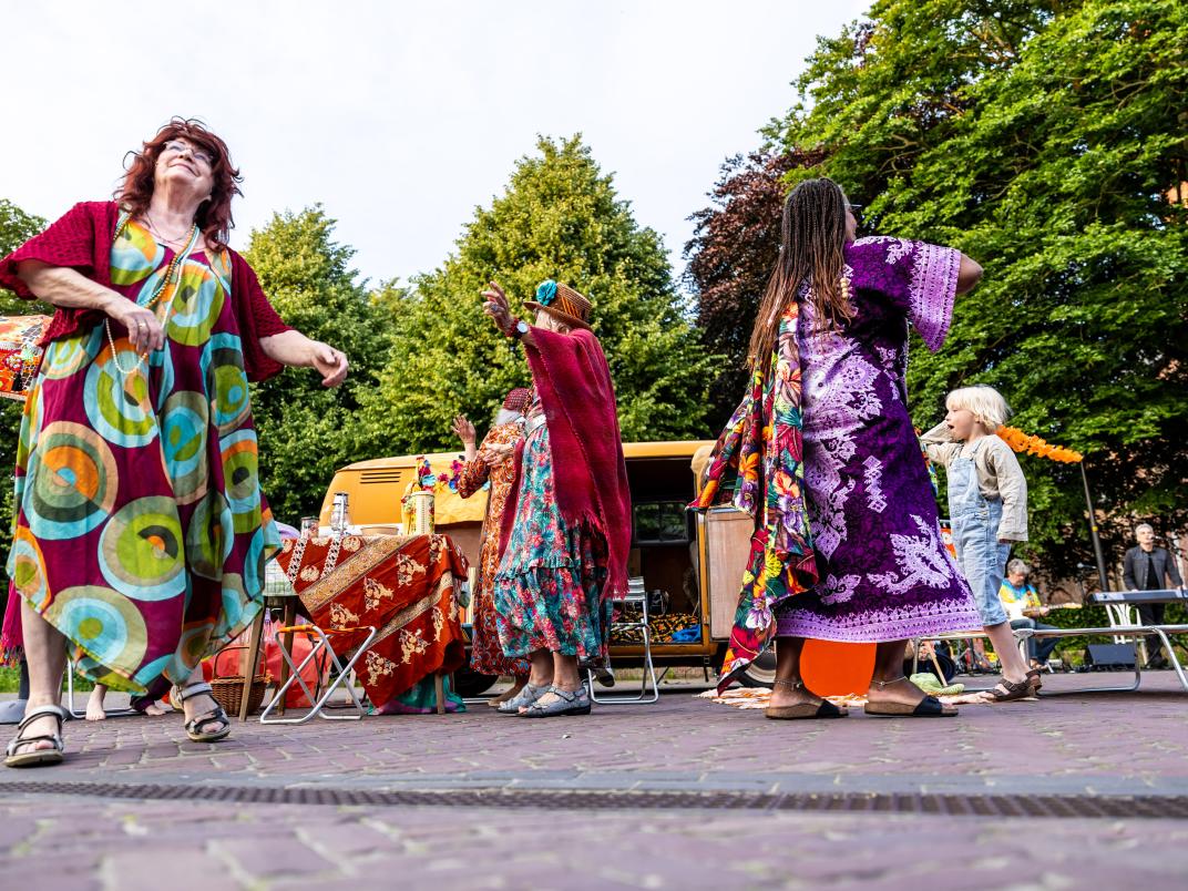 Close-up van het toneelstuk tijdens de Feestweek in Loppersum 2024
