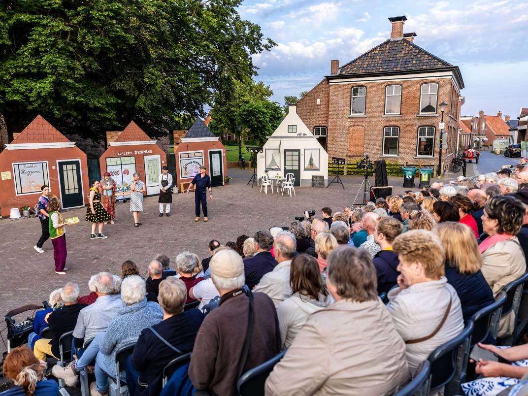 Toneelstuk tijdens Feestweek in Loppersum 2024