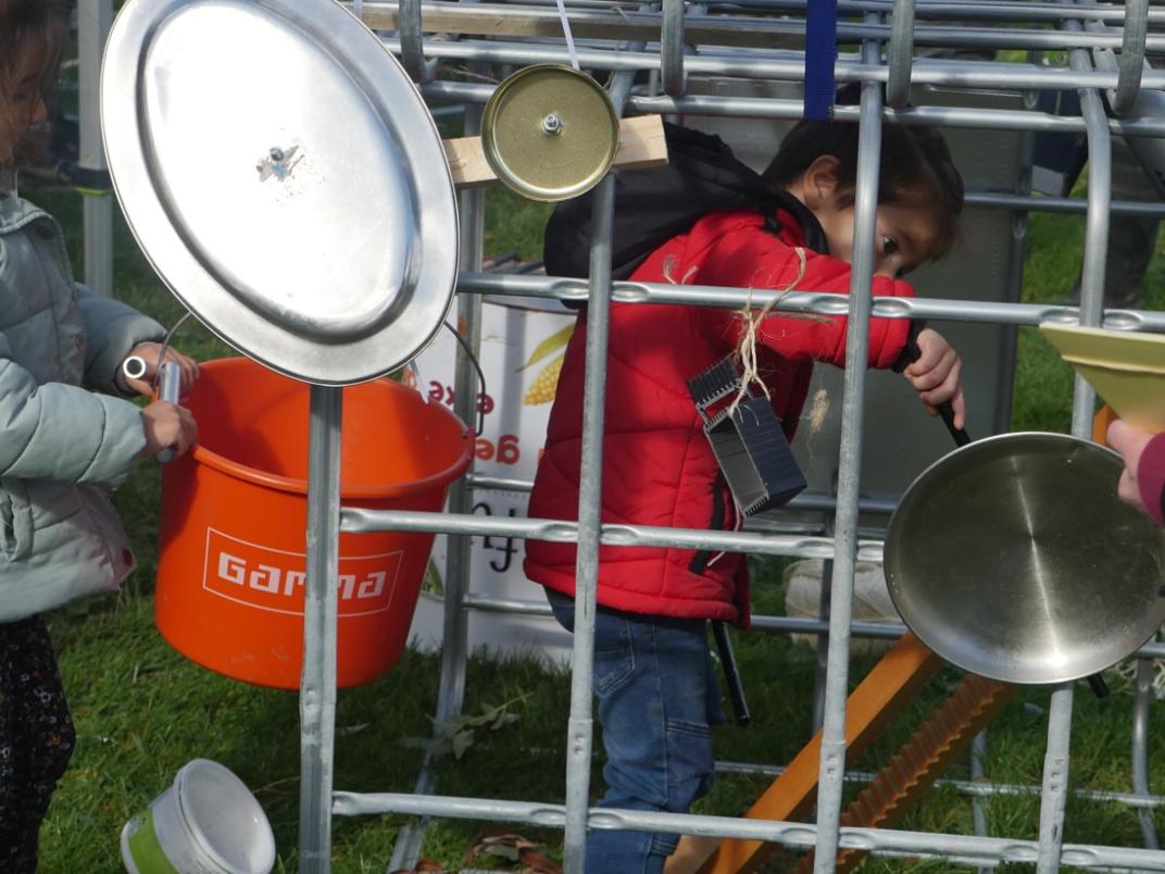 Kinderen bouwen aan een klankhut