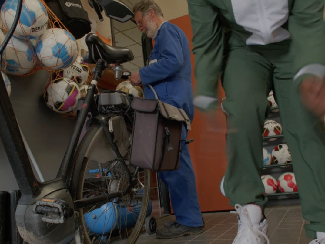 2 mensen in het ballenhok van een voetbalvereniging