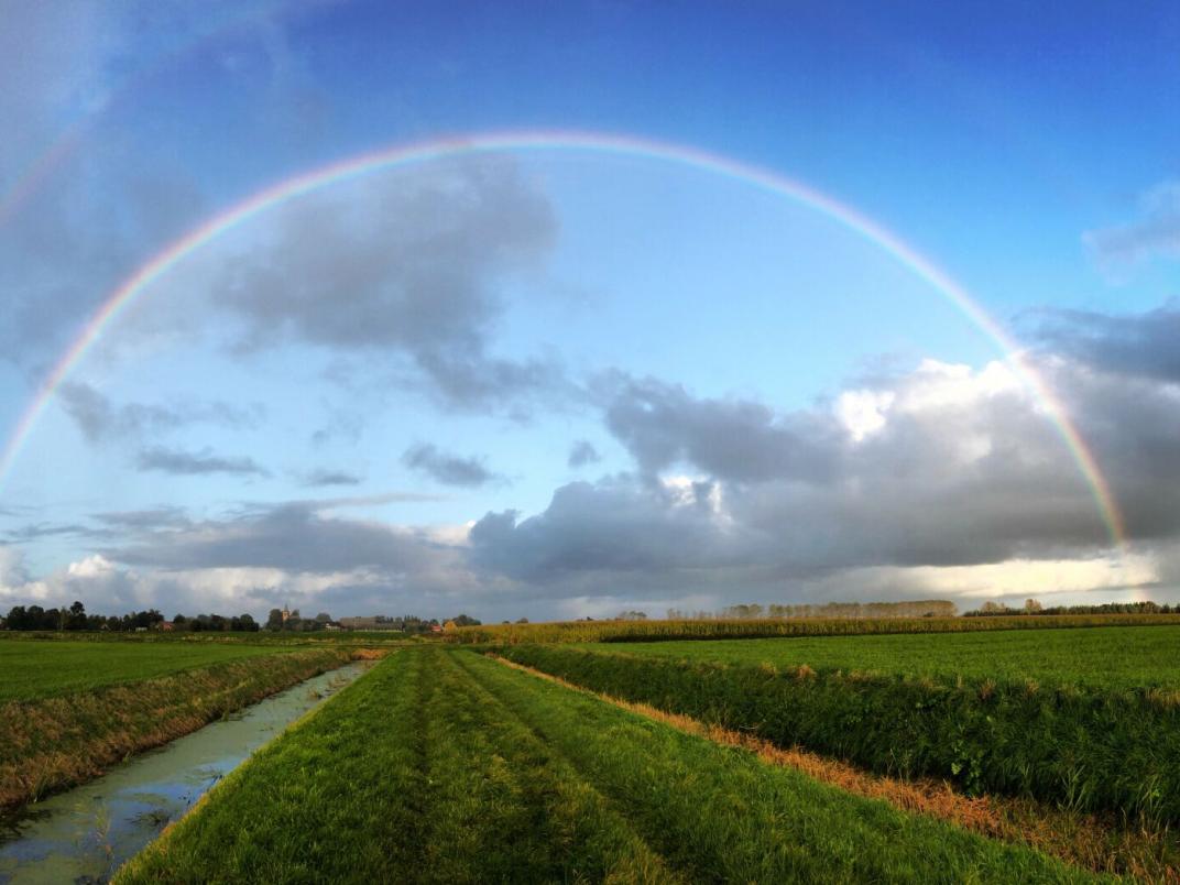 Landschapfoto met regenboog