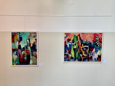 Twee kleurige schilderijen naast elkaar