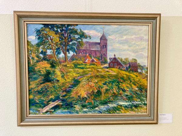 Schilderij van een beekje met bruggetje, bomen, weiland, huizen en een kerk