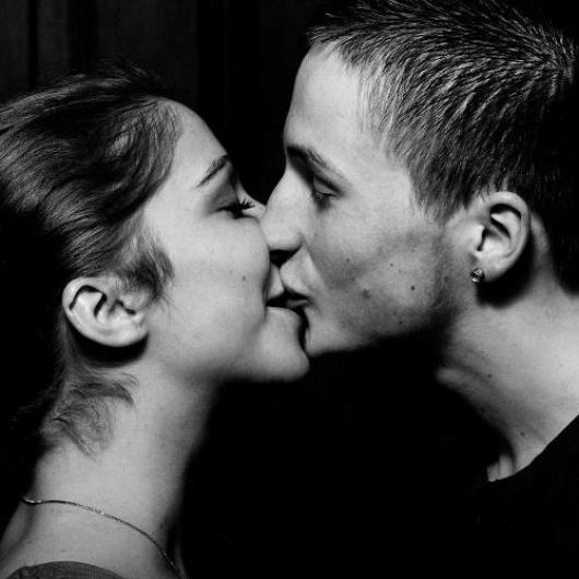 Maikel Bansberg en Monika Jovanovic kussen elkaar