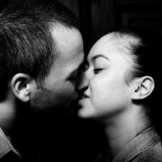 Tibor Hillebrand en Esmee Tapilatu kussen elkaar