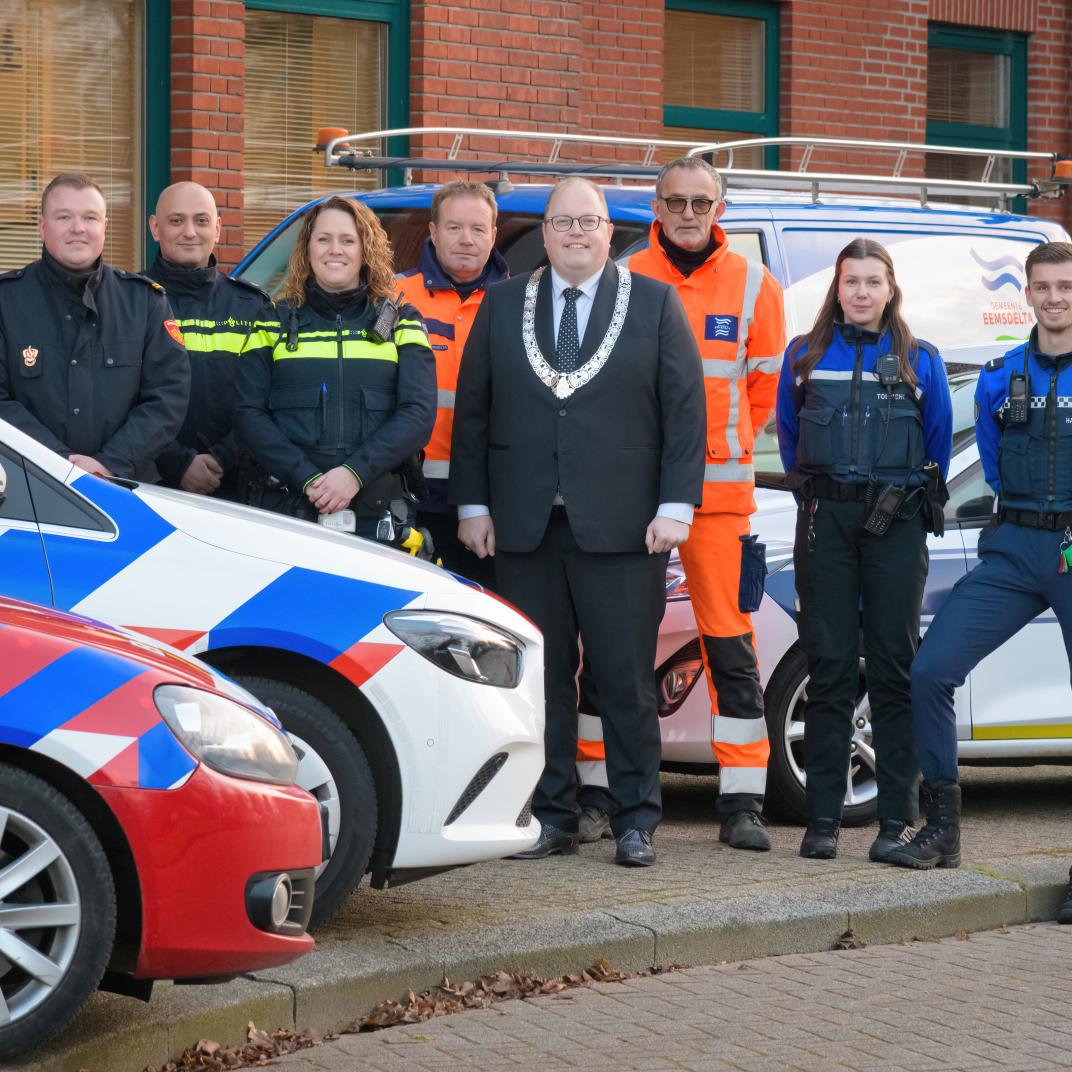 Burgemeester samen met de hulpdiensten